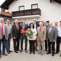 Führungswechsel im Ortsverein Wotzdorf - den roten SPD-Würfel hat jetzt ein Neuer in der Hand: MdL Bernhard Roos (v. l.), Andreas Winterer, Manfred Hoffmann, Tobias Semik, Brigitte Hoffmann, OB Jürgen Dupper, Helmuth Seidl, Johannes Seiser, Willi Urmann,